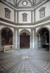 Ansicht der achteckigen Sakristei, gebaut nach einem Entwurf von Giuliano da Sangallo (1445-1516)