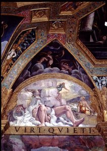 Anthropomorphe Figur eines Flusses als alter Mann mit fließendem weißen Bart, im Hintergrund Psyche bei ihrer von Venus auferlegten Aufgabe, Wolle von einem Schafsfell zu stehlen, Lünette und Zwickel aus der Sala di Amore e Psiche