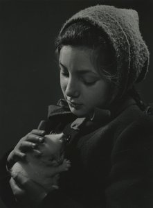 Mädchen hält ein weißes Kätzchen in den Armen. Frühe 1950er Jahre