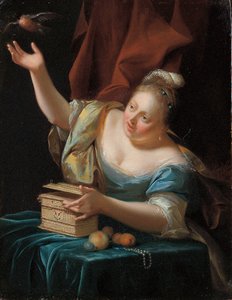 Eine Frau, die in einem fantasievollen Kostüm an einem Tisch sitzt und einen Singvogel aus seinem Käfig befreit