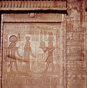 Relief, das einen Pharao zeigt, der Hathor und Horus ein Opfer darbringt, aus dem römischen Geburtshaus oder Mammisi in Dendera, ca. 125 v. Chr. - 60 n. Chr.