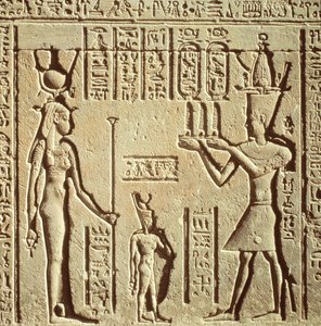 Relief, das einen Pharao zeigt, der Hathor ein Opfer darbringt, aus dem römischen Geburtshaus oder Mammisi, ca. 125 v. Chr. - 60 n. Chr.