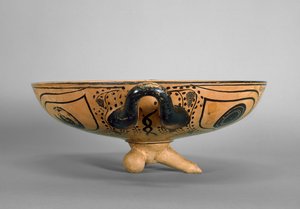 Attische schwarzfigurige Schale, dekoriert mit einem Gorgonen-Kopf-Tondo, umgeben von sechs liegenden Männern, die an einem Symposium teilnehmen, im Stil des Andokides-Malers, ca. 500 v. Chr. von Greek