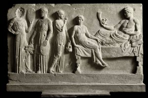 Griechische Kunst: niedriges votives Marmorrelief, Dionysos Bacchus von Komödianten gewidmet, es stellt „Die Bakchen“ von Euripides dar - 410 v. Chr. - Athen, Nationales Archäologisches Museum von Greek