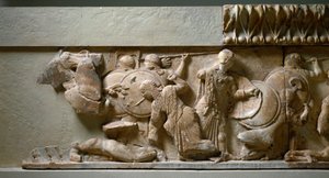 Griechische, ionische Kunst: nördliches Fries des Schatzhauses von Siphnos: Szene der Gigantomachie, Apollo und Artemis kämpfen gegen einen Riesen