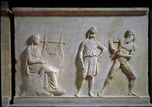 Griechische Kunst: Musikwettbewerb zwischen Apollo und Marsyas (spielend Aulos und Lyra). Flachrelief in Marmor geschnitzt, 320 v. Chr., Griechische Antike. Nationalmuseum für Archäologie, Athen (Griechenland) von Greek