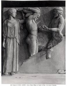 Metope X vom Tempel des Zeus, Herkules erhält die goldenen Äpfel der Hesperiden von Atlas, während Minerva ein Kissen auf seinen Kopf legt von Greek