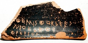 Ostrakon (oder Ostracon) (Plural: Ostraka), Tonscherben, die während der Ostrakismusverfahren im antiken Griechenland als Stimmzettel dienten. 480 v. Chr. Athen. Agora-Museum