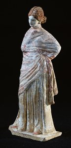Statuette einer Frau mit drapierten Kleidern, aus Tanagra, Böotien von Greek