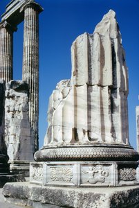 Basis einer Säule im Tempel des Apollo, ca. 300 v. Chr. von Greek School