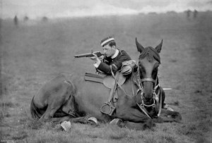 Ein abgestiegener Lanzenreiter bei einer Scharmützelvorführung, 1896