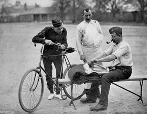Ein Soldat der 2nd Life Guards poliert sich für die Parade, 1896