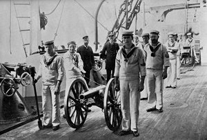 Übung mit einer leichten Kanone an Bord der HMS Camperdown, 1895 von Gregory and Co