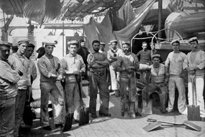 Einige der Heizer des Schlachtschiffs HMS Camperdown, 1896 von Gregory and Co
