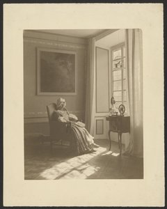 Innenraum mit sitzender Frau in Kostüm von Guido Rey