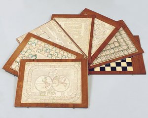 Spielbretter von einem Spieltisch