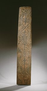 Rechteckiger Neuguinea-Schild, verziert mit geschnitzten Scrolls im Relief, die Rückseite mit sechs geschnitzten Laschen zur Befestigung von Rattan-Schlaufen, April River