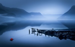 Nebliger See-Pier