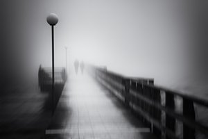 Geheimnisvoller nebliger Pier Spaziergang von Gustav Davidsson