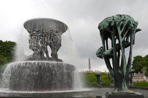 Brunnen und „Mädchen im Baum“-Skulptur im Frogner Park, Oslo, Norwegen von Gustav Vigeland