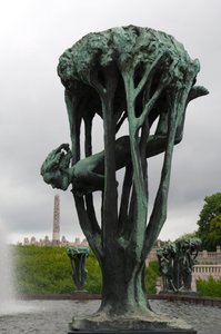 Mädchen in einem Baum, Skulptur im Frogner Park, Oslo, Norwegen von Gustav Vigeland