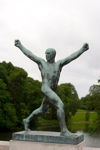 Fröhlicher Mann-Skulptur im Frogner Park, Oslo, Norwegen von Gustav Vigeland