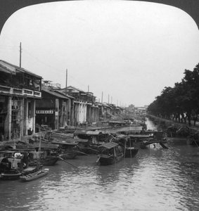 Der überfüllte Kanal, von der Englischen Brücke, Kanton, China, 1901 von H. C. White