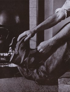Stiefel aus von Harold Burdekin
