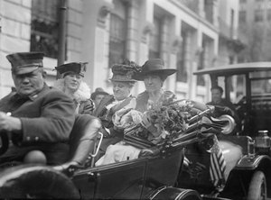Jeanette Rankin kommt zur Vereidigung in den Kongress von Harris & Ewing