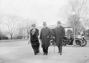 John Pierpont Morgan mit seinem Sohn und seiner Tochter bei der Untersuchung des Geldtrusts