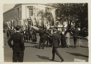 Polizei beschlagnahmt die Banner der Suffragetten, bevor sie den US-Senat erreichen