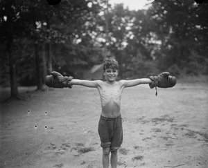 Junger Junge mit Boxhandschuhen