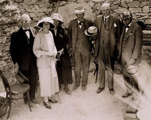 Howard Carter (1873-1939) und eine Gruppe Europäer neben den Ausgrabungen des Grabes von Tutanchamun, Tal der Könige