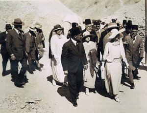 Die Königin der Belgier (Mitte vorne) Lord Allenby (ganz links) und Lady Allenby nähern sich dem Eingang zum Grab von Tutanchamun, Tal der Könige