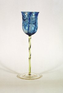 Glasbecher mit blau gestreifter Schale mit Goldeinschlüssen, hergestellt für Powell & Sons, Whitefriars, London, ca. 1895 von Harry James Powell