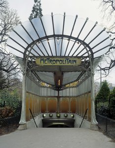Jugendstil-Architektur: Eingang zur Metrostation Porte Dauphine in Paris. Entworfen von Architekt Hector Guimard (1867-1942)