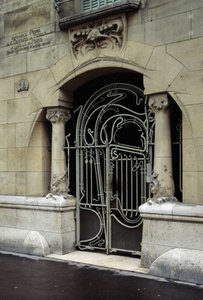 Jugendstilarchitektur: Blick auf die Eingangstür des Castel Beranger in der Rue de la Fontaine 14 im 16. Arrondissement von Paris. Entworfen vom Architekten Hector Guimard (1867-1942) DR von Hector Guimard