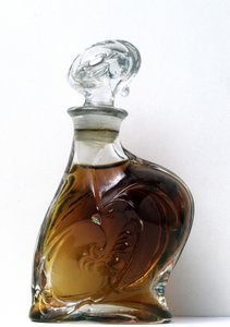 Weiße geformte Glasflasche, geschaffen für die Ausstellung Universelle de Paris im Jahr 1900 von Hector Guimard. Internationales Parfümeriemuseum von Grasse von Hector Guimard