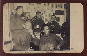 Erster Weltkrieg: Die Ukraine in den Jahren 1914-1916 während der Invasion der deutschen Armee. Gruppe von Soldaten während einer Ruhepause (s/w Foto)