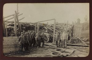 Erster Weltkrieg: die Ukraine in den Jahren 1914-1916 während der Invasion der deutschen Armee. Gruppe von Soldaten (s/w Foto)