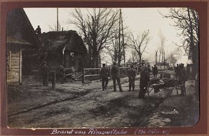 Erster Weltkrieg: Ukraine in den Jahren 1914-1916 während der Invasion der deutschen Armee. Militär mit einem Verwundeten (s/w Foto) von Heldenfriedhof Dsessentniki (attr. to)