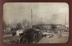 Erster Weltkrieg: Ukraine in den Jahren 1914-1916 während der Invasion der deutschen Armee. Militär an der Stelle eines Bombenangriffs (s/w Foto)