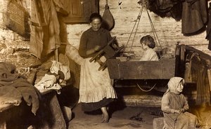 Erster Weltkrieg: Die Ukraine in den Jahren 1914-1916 während der Invasion der deutschen Armee. Familie im Haus von Heldenfriedhof Dsessentniki attr. to Heldenfriedhof Dsessentniki attr. to