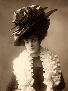 Nahaufnahme einer jungen Frau in Kleidung aus dem frühen 20. Jahrhundert von Henri Manuel
