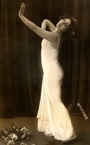 Porträt der französischen Schauspielerin Regina Badet in einer eindrucksvollen Pose, in einem langen weißen Kleid von Henri Manuel