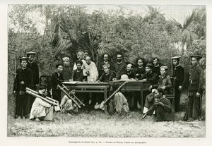 Verhör von Piraten. Gravur von Thiriat, nach einem Foto, zur Illustration der Geschichte „Dreißig Monate in Tonkin“ 1884, von Doktor Hocquard, in Le Tour du monde 1889, herausgegeben von Edouard Charton (1807-1890), Hachette, Paris.