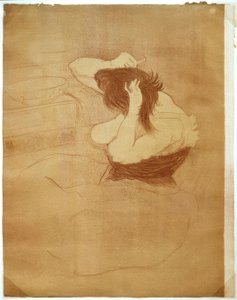 Femme qui se peigne