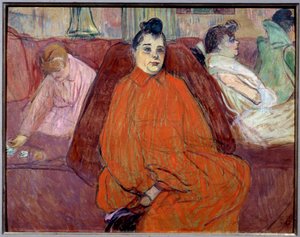 Im Wohnzimmer, die Couch. Prostituierte in einem Bordell warten auf Gäste