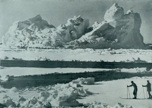 Ein Eisberg bricht im Packeis auseinander, um 1910-1913, 1913