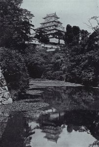 Eine feudale Burg, vom Graben aus